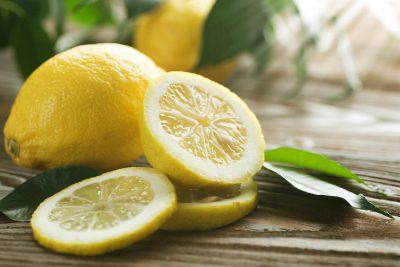 ¿Por qué no se debe comer mucho limón?